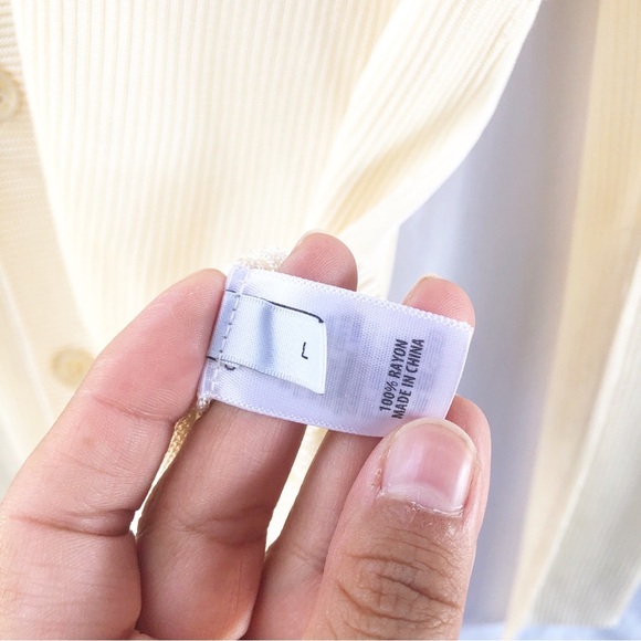 ST. JOHN | LARGE RIB KNIT V-NECK CARDIGAN SIGNATURE KNIT COLLECTION IN ECRU - Picture 4 of 6